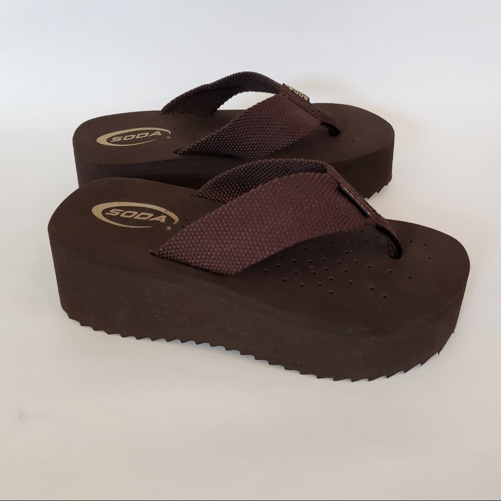NEW Soda Brown Platform Flip Flops 8 - Picture 4 of 7